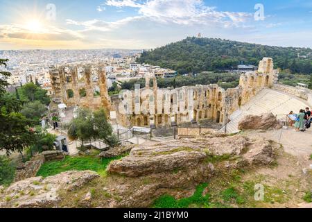 Vue de l'Odéon d'Hérode Atticus et de la colline de Philopappos et monument au crépuscule depuis la colline de l'Acropole à Athènes, Grèce. Banque D'Images