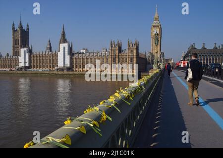 Londres, Royaume-Uni. 24th mars 2022. Des fleurs et des rubans ont été laissés sur le pont de Westminster lors de la Journée nationale de réflexion (qui a eu lieu le 23rd mars), en souvenir des vies perdues pendant la pandémie de Covid-19 et marquant le deuxième anniversaire du premier confinement du coronavirus national. Crédit : SOPA Images Limited/Alamy Live News Banque D'Images