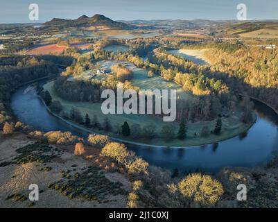 Prise de vue aérienne par drone de Scott's View et des collines d'Eildon aux frontières écossaises, le jour de février. Banque D'Images