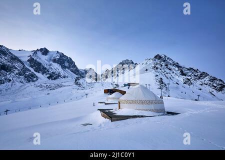 Hôtel et restaurant du complexe de maisons nomades Yurt à la station de ski de Shymbulak à Almaty, Kazakhstan. Hiver gelé matin bleu heure tourisme extérieur co Banque D'Images