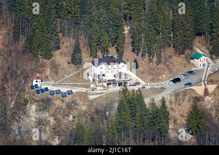 1 maech 2022, Crespadoro, Italie: Le refuge de Bertagnoli situé dans la forêt de Giazza au pied des petites Dolomites, vu du sommet de Lobbia Mo Banque D'Images