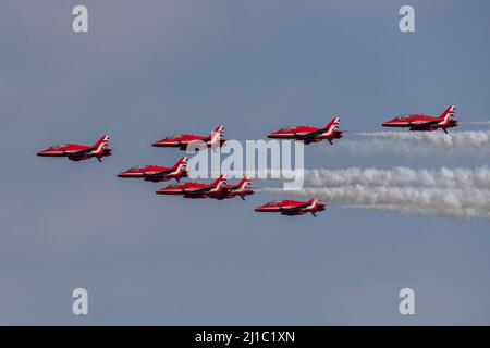 L'équipe de vol acrobatique de la RAF Red Arrows effectue un vol au-dessus de la RAF Leeming dans le cadre du défilé de démantèlement de l'escadron 100 Banque D'Images