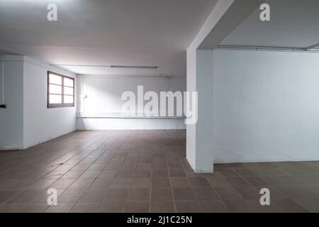 chambre vide d'un entrepôt de couleur blanche avec une fenêtre Banque D'Images