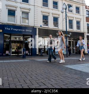 Kingston-upon-Thames, Kingston London, Royaume-Uni, 23 2022 mars, trois jeunes femmes marchant le long D'Une rue de High Street Banque D'Images