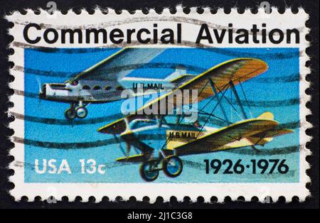 ETATS-UNIS D'AMÉRIQUE - VERS 1976: Un timbre imprimé aux Etats-Unis d'Amérique montre des avions, Ford-Pullman Monoplane et Laird Swallow Biplane, Banque D'Images