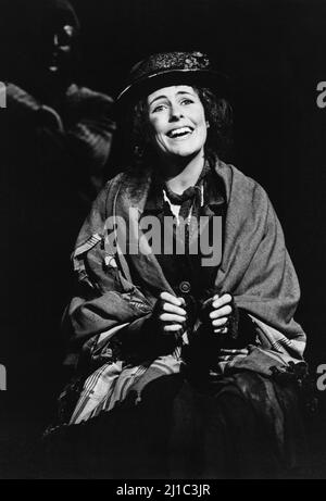 En dehors de l'église St Paul's, Covent Garden: Liz Robertson (Eliza Doolittle) dans MA FOIRE LADY at the Adelphi Theatre, Londres WC2 25/10/1979 a Haymarket Theatre Leicester / Cameron Mackintosh livre de coproduction et paroles: Alan Jay Lerner musique: Frederick Loewe After 'Pygmalion' by George Bernard Shaw set design: Adrian Vaux costumes: Tim Goodchild Lighting: Chris Ellis mise en scène musicale et chorégraphie: Gillian Lynne réalisateur: Robin Midgley Banque D'Images