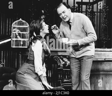 27A Wimpole Street: Liz Robertson (Eliza Doolittle), Tony Britton (Henry Higgins) dans MA FOIRE LADY at the Adelphi Theatre, Londres WC2 25/10/1979 a Haymarket Theatre Leicester / Cameron Mackintosh coproduction livre et paroles: Alan Jay Lerner Music: Frederick Loewe After 'Pygmalion' by George Bernard Shaw Set design: Adrian Vaux costumes: Tim Goodchild Lighting: Chris Ellis mise en scène musicale et chorégraphie: Gillian Lynne réalisateur: Robin Midgley Banque D'Images