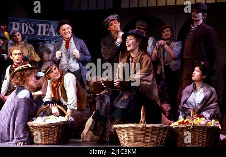 En dehors de l'église St Paul's, Covent Garden: Liz Robertson (Eliza Doolittle) dans MA FOIRE LADY at the Adelphi Theatre, Londres WC2 25/10/1979 a Haymarket Theatre Leicester / Cameron Mackintosh livre de coproduction et paroles: Alan Jay Lerner musique: Frederick Loewe After 'Pygmalion' by George Bernard Shaw set design: Adrian Vaux costumes: Tim Goodchild Lighting: Chris Ellis mise en scène musicale et chorégraphie: Gillian Lynne réalisateur: Robin Midgley Banque D'Images