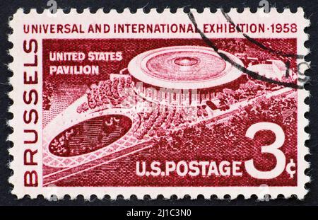 ÉTATS-UNIS D'AMÉRIQUE - VERS 1958 : un timbre imprimé aux États-Unis d'Amérique montre le pavillon américain à Bruxelles Fair, Universal et internement Banque D'Images