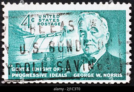 ÉTATS-UNIS D'AMÉRIQUE - VERS 1961 : un timbre imprimé aux États-Unis montre George William Norris, sénateur américain du Nebraska, 1913-1943, vers 1961 Banque D'Images