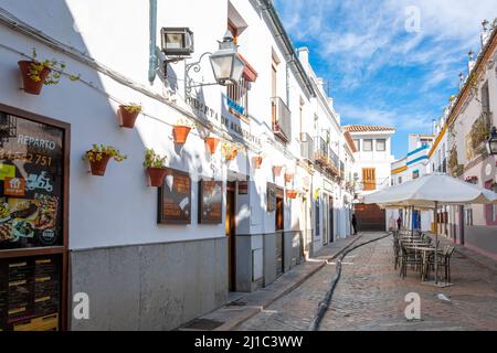 Une petite place avec des boutiques et un café avec patio dans le quartier juif de Cordoue, en Espagne. Banque D'Images