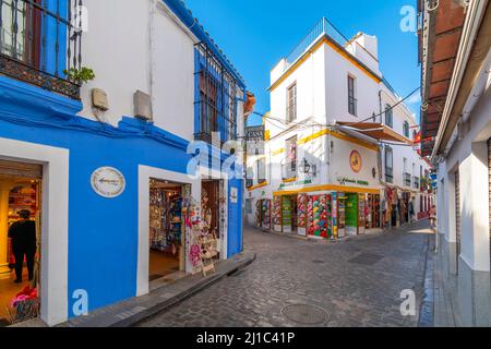 Une rue colorée de boutiques et de cafés dans le quartier juif historique de la ville andalouse de Cordoue, en Espagne Banque D'Images