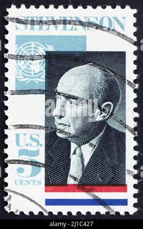 ÉTATS-UNIS D'AMÉRIQUE - VERS 1965: Un timbre imprimé aux États-Unis montre Adlai E. Stevenson II, gouverneur de l'Illinois, 5th ambassadeur des États-Unis à l'ONU, 1961 Banque D'Images