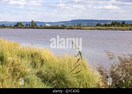 En regardant de l'autre côté de la rivière Severn en admirant la vue de l'énergie du parc Javelin provenant des installations de déchets de la vallée Severn depuis Rodley, Gloucestershire, Eng Banque D'Images