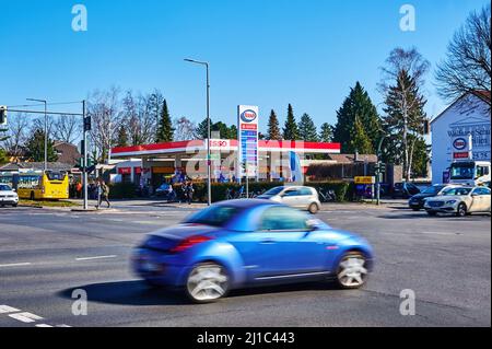 Berlin, Allemagne - 11 mars 2022 : vue sur une station-service Esso Group et une voiture floue au premier plan. Banque D'Images