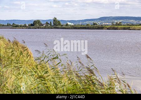 En regardant de l'autre côté de la rivière Severn en admirant la vue de l'énergie du parc Javelin provenant des installations de déchets de la vallée Severn depuis Rodley, Gloucestershire, Eng Banque D'Images