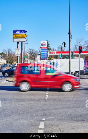 Berlin, Allemagne - 11 mars 2022 : vue sur une station-service Esso Group et une voiture floue au premier plan. Banque D'Images