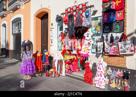 Une boutique colorée de robes de flamenco et de souvenirs espagnols dans le quartier de Barrio Santa Cruz à Séville, en Espagne. Banque D'Images