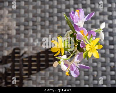 Bouquet de fleurs avec vase sur une table en fond de printemps Banque D'Images