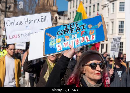 COVID 19 étiquette de canular indiquant le grand rhume et la grippe se balançant. Avec étiquette de facture de préjudices en ligne. Rassemblement de protestation à Londres. Comparaison du coronavirus avec la grippe Banque D'Images