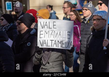 Vale emavale valtamedia. Un manifestant tient un panneau à la démonstration Worlwide 7,0 à Helsinki, en Finlande. Banque D'Images