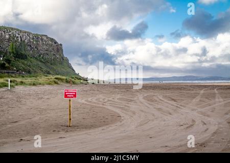 C'est Downhill Beach en Irlande du Nord. Banque D'Images