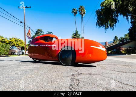 Une moto à trois roues couchées en velomobile qui a le pilote dans une position d'inclinaison décontractée. Banque D'Images