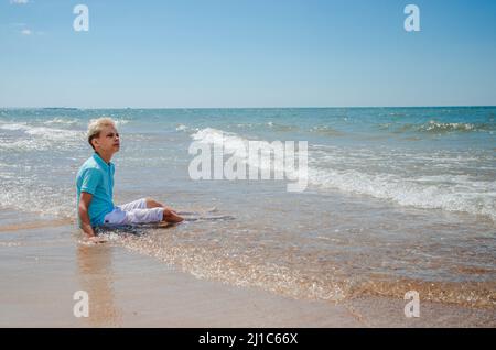 Adolescent sur la vocation estivale à la plage Banque D'Images