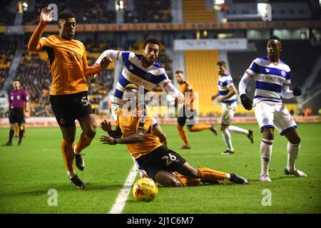 Bright Enobakhare of Wolverhampton Wanderers tiré par James Perch de Queens Park Rangers. Wolverhampton Wanderers / Queens Park Rangers à Molineux 31/12/2016 - Sky Bet Championship Banque D'Images