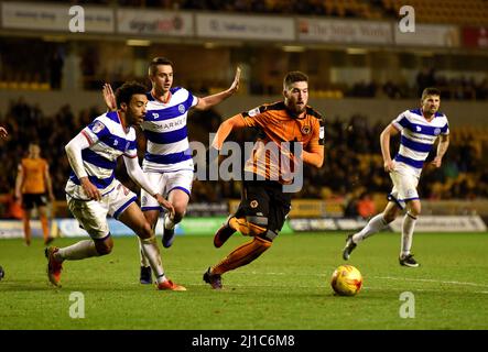 Matt Doherty de Wolves et James Perch de QPR. Wolverhampton Wanderers / Queens Park Rangers à Molineux 31/12/2016 - Sky Bet Championship Banque D'Images