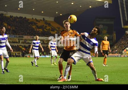 Joe Mason de Wolverhampton Wanderers et James Perch de QPR. Wolverhampton Wanderers / Queens Park Rangers à Molineux 31/12/2016 - Sky Bet Championship Banque D'Images