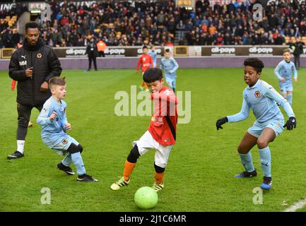 Wolverhampton Wanderers academy footballeurs jouant aux garçons chinois 'China football Boys' à Molineux 10/02/2018 Banque D'Images