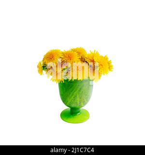 bouquet de pissenlits jaunes dans un vase en verre vert sur une photo de rue rapprochée. Floral encore vie de taraxacum dans un vase vert sur un da d'été Banque D'Images