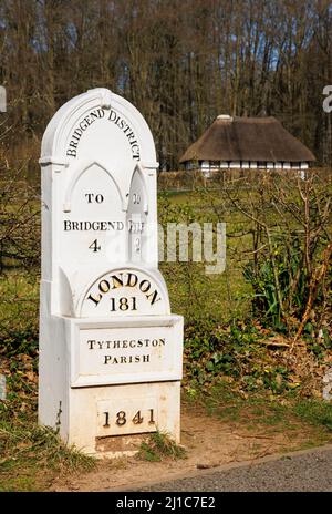 Milestone et Abernodwydd Farmhouse au Musée national d'histoire de St Fagans, Cardiff, pays de Galles du Sud, Royaume-Uni. Banque D'Images