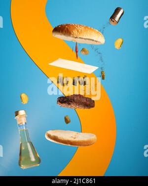 Vue sur un délicieux hamburger avec des ingrédients sur fond bleu et orange Banque D'Images