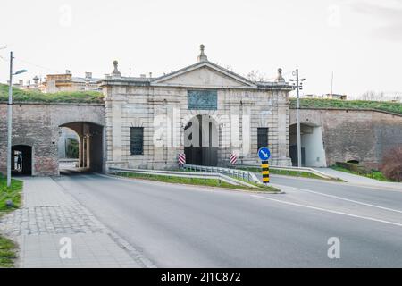 Novi Sad, Serbie - 16 mars 2019 : vue sur la porte de Belgrade dans la forteresse de Petrovaradin à Petrovaradin, Novi Sad, Serbie. Image éditoriale. Banque D'Images