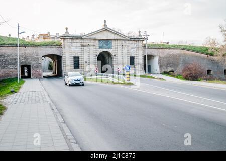 Novi Sad, Serbie - 16 mars 2019 : vue sur la porte de Belgrade dans la forteresse de Petrovaradin à Petrovaradin, Novi Sad, Serbie. Image éditoriale. Banque D'Images