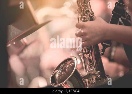 Instruments de musique, saxophone Player mains saxophoniste jouant de la musique jazz. Gros plan sur l'instrument de musique Alto Sax Banque D'Images