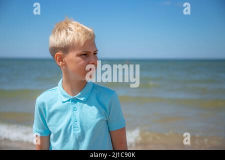 Adolescent sur la vocation estivale à la plage Banque D'Images