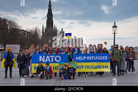 The Mound, Édimbourg, Écosse, Royaume-Uni. 24th mars 2022. Invasion de l'Ukraine par la Russie. Ces supporters se réunissent au Mound dans le centre-ville pour se donner un autre soutien moral et utiliser des dessins à la craie pour montrer leur soutien tout en écoutant de la musique ukrainienne. Credit: Archwhite/alamy Live news Banque D'Images