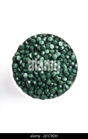 comprimés de spiruline et de chlorella sur fond clair. comprimés verts dans le petit bawl Banque D'Images