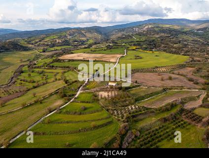 Vue aérienne montrant le paysage typique de la région viticole de la vallée d'Ezousa, district de Pafos, Chypre Banque D'Images