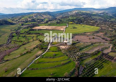 Vue aérienne montrant le paysage typique de la région viticole de la vallée d'Ezousa, district de Pafos, Chypre Banque D'Images