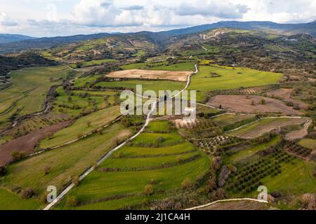 Vue aérienne montrant le paysage typique de la région viticole de la vallée d'Ezousa, district de Pafos, Chypre Banque D'Images