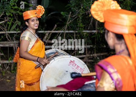 Les jeunes femmes vêtues d'une tenue traditionnelle jouant des tambours lourds appelé dhol pour la pratique de parade de Shigmo à Ponda, Goa. Banque D'Images