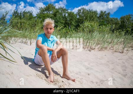 Adolescent sur la vocation estivale à la plage Banque D'Images