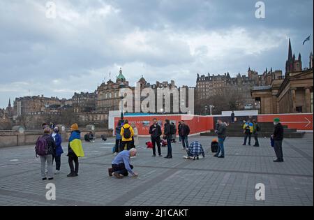 The Mound, Édimbourg, Écosse, Royaume-Uni. 24th mars 2022. Invasion de l'Ukraine par la Russie. Ces supporters se réunissent au Mound dans le centre-ville pour se donner un autre soutien moral et utiliser des dessins à la craie pour montrer leur soutien tout en écoutant de la musique ukrainienne. Credit: Archwhite/alamy Live news Banque D'Images