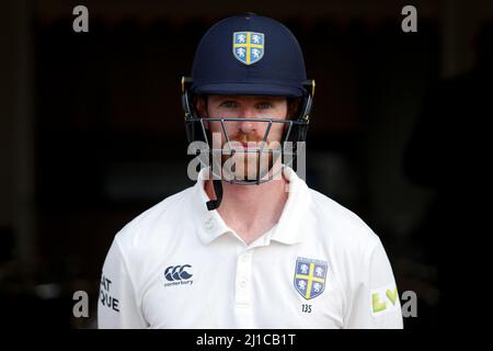 DURHAM, ROYAUME-UNI. 23rd MARS Graham Clark, de Durham, regarde pendant le match de l'Université MCC entre l'UCCE de Durham et le Durham County Cricket Club à l'hippodrome de Durham, le jeudi 24th mars 2022. (Crédit : will Matthews | MI News) crédit : MI News & Sport /Alay Live News Banque D'Images