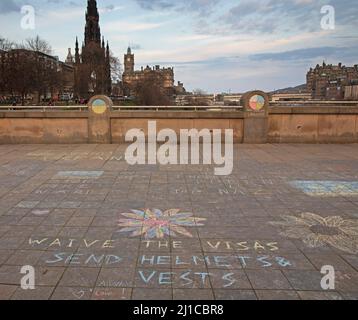 The Mound, Édimbourg, Écosse, Royaume-Uni. 24th mars 2022. Invasion de l'Ukraine par la Russie. Ces supporters se réunissent au Mound dans le centre-ville pour se donner un autre soutien moral et utiliser des dessins à la craie pour montrer leur soutien tout en écoutant de la musique ukrainienne. Credit: Archwhite/alamy Live news Banque D'Images