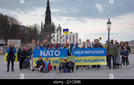 The Mound, Édimbourg, Écosse, Royaume-Uni. 24th mars 2022. Invasion de l'Ukraine par la Russie. Ces supporters se réunissent au Mound dans le centre-ville pour se donner un autre soutien moral et utiliser des dessins à la craie pour montrer leur soutien tout en écoutant de la musique ukrainienne. Credit: Archwhite/alamy Live news Banque D'Images